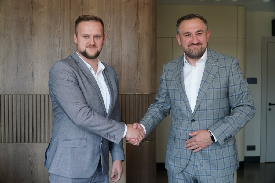 Podpisanie umowy na budowę bloku komunalnego bez barier przy ul. Turkusowej. Od lewej: Bartosz Ożarowski z Kamaro Sp.z o.o. Sp. K., wiceprezydent Gdyni Tomasz Augustyniak (fot. LIS)