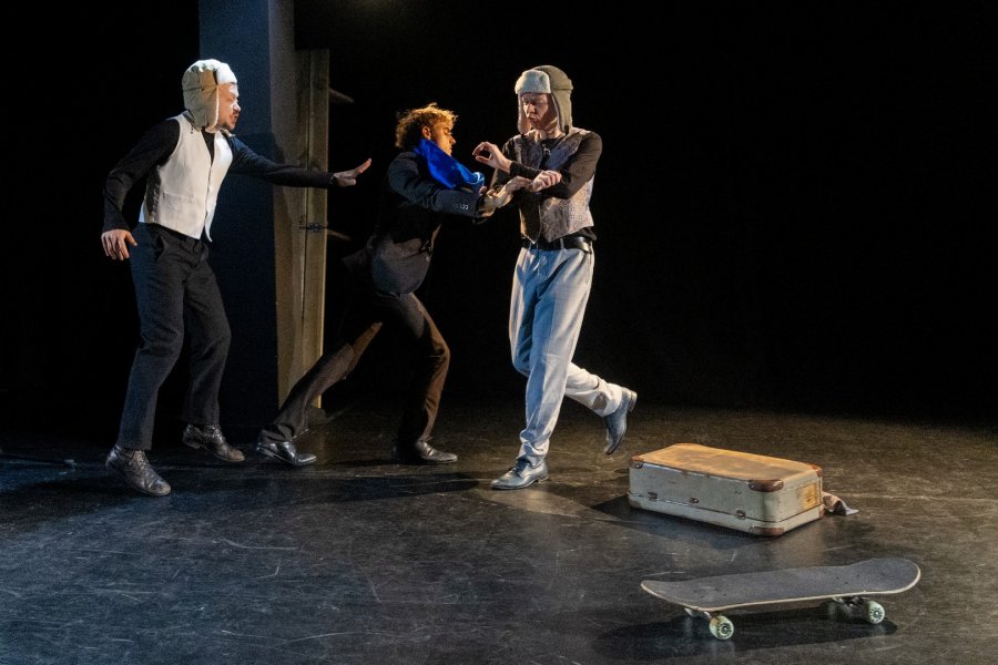 Od lewej: Piotr Rogalski, Bartłomiej Deklewa i Piotr Ujejski w nowym spektaklu Teatru Gdynia Główna pt. „Kto zabił w Konitzville” 