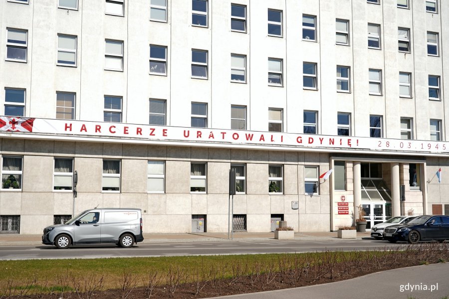 Baner z hasłem: „Harcerze uratowali Gdynię – 28.03.1945” na tarasie Urzędu Miasta Gdyni 