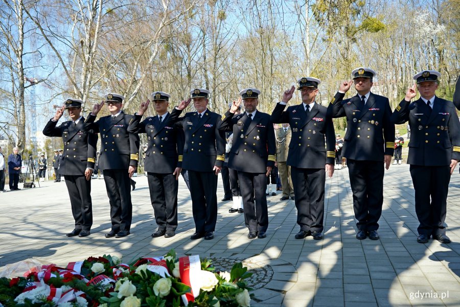 Przedstawiciele Marynarki Wojennej z kadm. Andrzejem Ogrodnikiem – dowódcą 3. Flotylli Okrętów na czele składający kwiaty pod pomnikiem Ofiar Katynia podczas uroczystości z okazji Dnia Pamięci Ofiar Zbrodni Katyńskiej