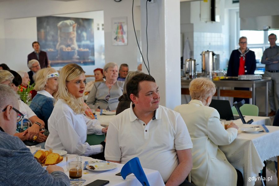 Radny dzielnicy Witomino Maciej Wojnicki i  inni uczestnicy spotkania członk&oacute;w gdyńskiego oddziału&nbsp;Zrzeszenia Kaszubsko-Pomorskiego zgromadzeni w Zespole Szkolno-Przedszkolnym nr 5