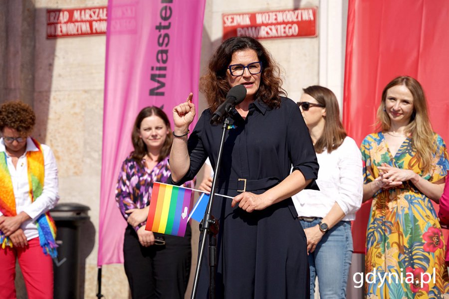 Aleksandra Dulkiewicz - prezydent Gdańska przemawiająca podczas IX Trójmiejskiego Marszu Równości 