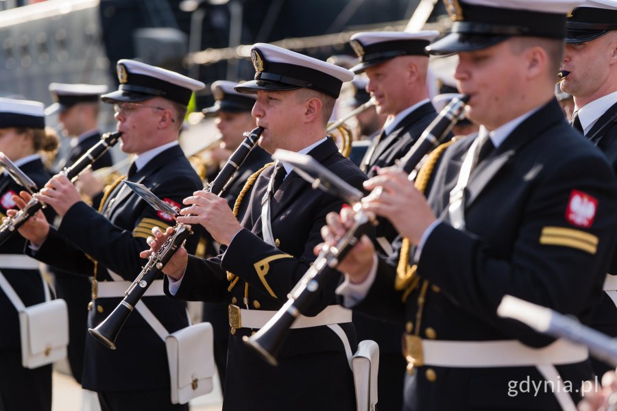 Orkiestra Reprezentacyjna Marynarki Wojennej podczas występu na prezentacji drużyn 83. Tour de Pologne 