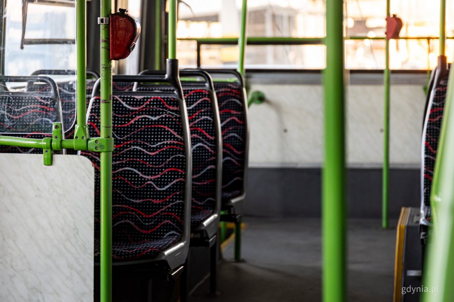 Wnętrze Ikarusa 280T, kt&oacute;ry już znajduje się na zajezdni PKT w Gdyni (fot. Kamil Złoch)