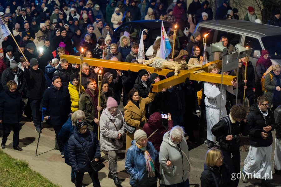 Gdyńska Droga Krzyżowa przeszła ulicami miasta (fot. Paweł Budziński)
