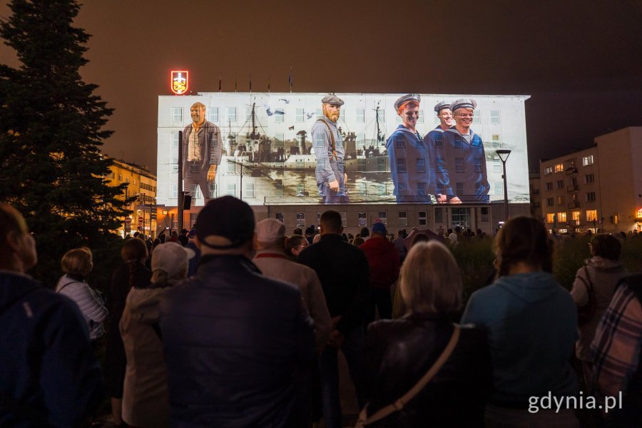 &bdquo;Zaczęło się  od morza. Baśniowa opowieść o Gdyni&rdquo;, video mapping na fasadzie urzędu miasta i widzowie