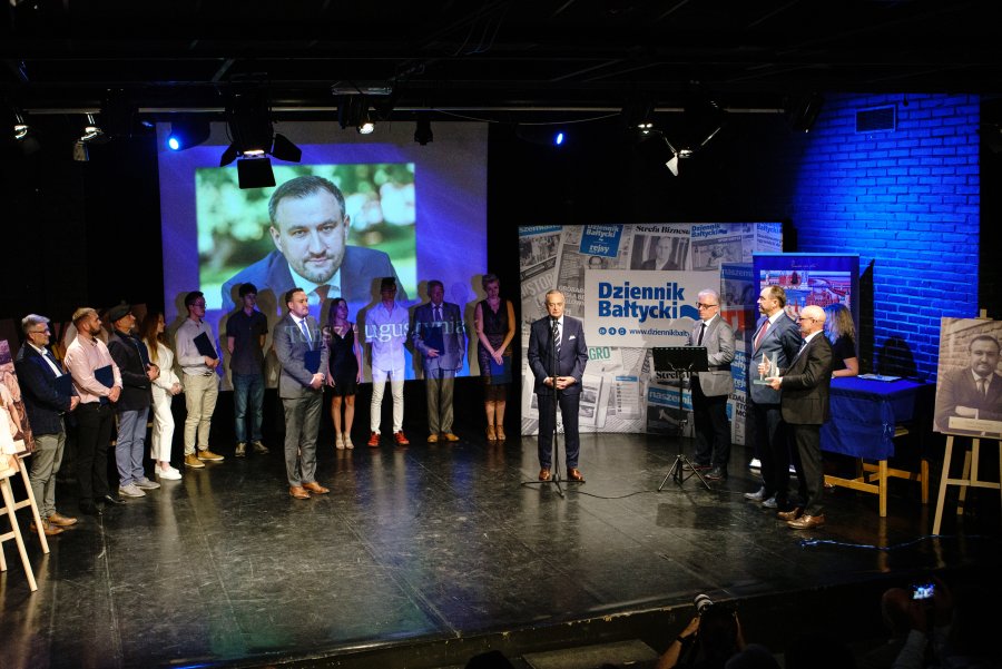 Tomasz Augustyniak - Człowiek Roku 2020 "Dziennika Bałtyckiego" wraz z innymi nominowanymi do tego tytułu. Przy mikrofonie: Zbigniew Canowiecki - prezes Pracodawców Pomorza. Po prawej stronie sceny (od lewej): Mariusz Szmidka - redaktor naczelny "Dziennika Bałtyckiego", Mieczysław Struk - marszałek województwa pomorskiego oraz Tomasz Niski - prezes gdańskiego oddziału Polska Press // fot. Anna Rezulak