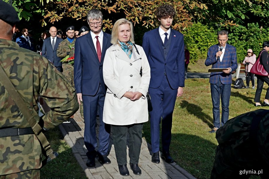 Beata Zastawna &ndash; przewodnicząca Rady Miasta Gdyni, wiceprezydent Rafał Geremek oraz przedstawiciel Młodzieżowej Rady Miasta Gdyni składający kwiaty pod Obeliskiem Obrońc&oacute;w Kępy Oksywskiej podczas uroczystości z okazji 87. rocznicy zakończenia walk w obronie Kępy Oksywskiej