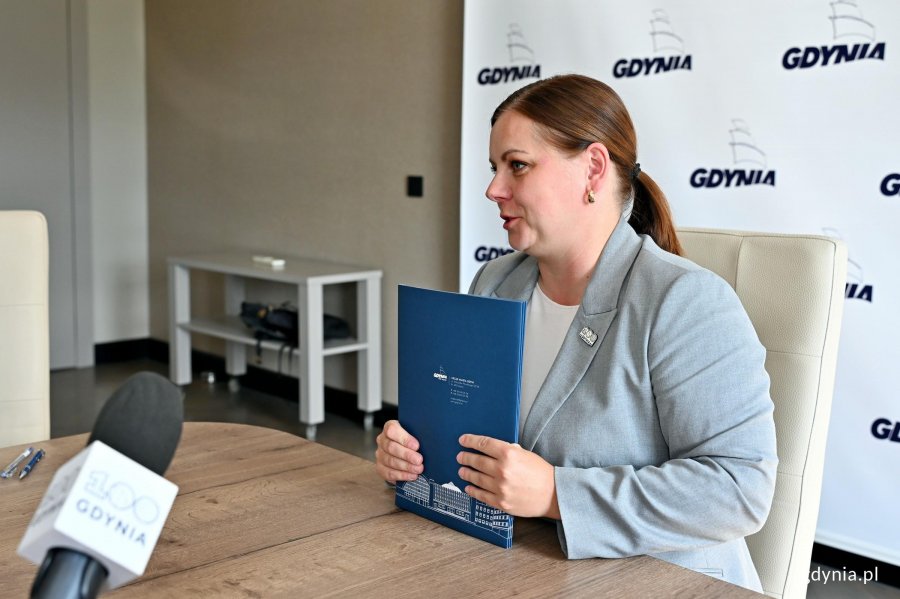 Prezydent Gdyni Aleksandra Kosiorek podczas spotkania z uczestnikami programu &bdquo;Mieszkanie za remont&rdquo; 