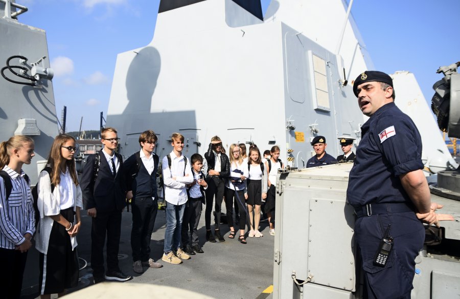 Uczniowie SP nr 26 w Gdyni zwiedzają HMS Diamond, fot. Kamil Złoch