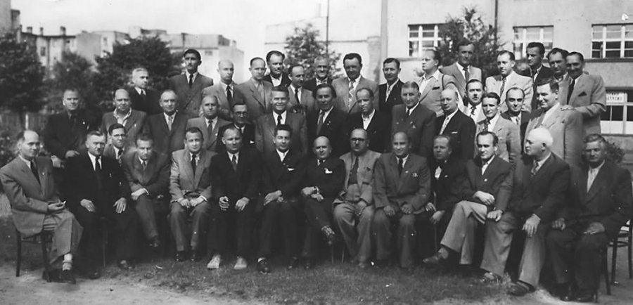 Kupcy gdyńscy na skwerze przy ul. Mściwoja, w tle budynek redakcji „Dziennika Bałtyckiego”, 1950r.