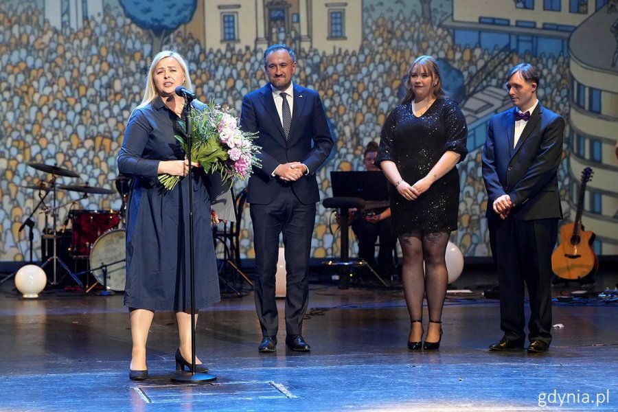 Jedną z laureatek 26. edycji konkursu &bdquo;Gdynia bez barier" jest asp. Ewa Kurowska z Komendy Miejskiej Policji w Gdyni za szczeg&oacute;lne zasługi w edukacji mieszkańc&oacute;w w zakresie bezpieczeństwa. Medal wręczył wiceprezydent Gdyni Tomasz Augustyniak (Fot. Mirosław Pieślak)