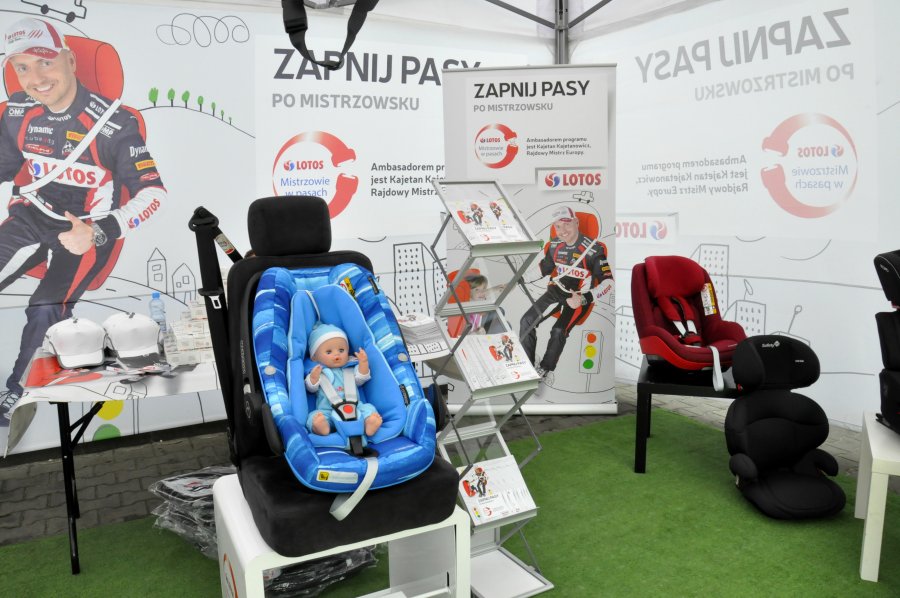 "Mistrzowie w pasach" w Gdyni. Eksperci bezpiecznego ruchu drogowego prowadzili na gdyńskiej stacji paliw instruktaż prawidłowego zapinania pasów bezpieczeństwa w samochodzie oraz poprawnego montowania fotelików dla dzieci. //fot. Marta Jaszczerska
