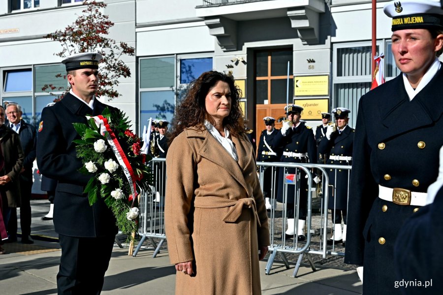 Posłanka Dorota Arciszewska-Mielewczyk składająca kwiaty pod pomnikiem podczas uroczystości z okazji 87. rocznicy pierwszych wysiedleń Gdynian