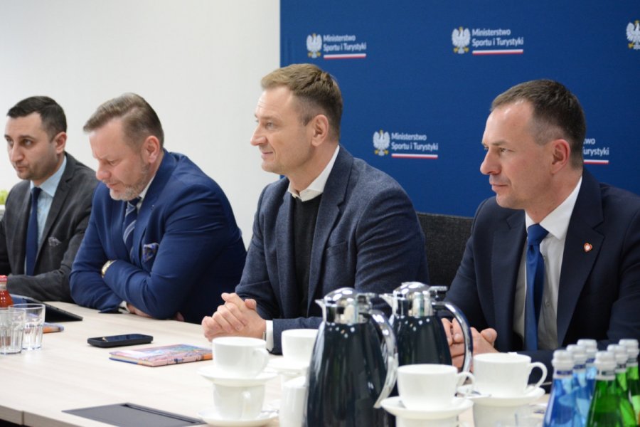 Od prawej: Piotr Borys – sekretarz stanu w Ministerstwie Sportu i Turystyki, Sławomir Nitras – minister sportu i turystyki i Rafał Szmytke – prezes Polskiej Organizacji Turystycznej podczas spotkania z samorządowcami i parlamentarzystami 