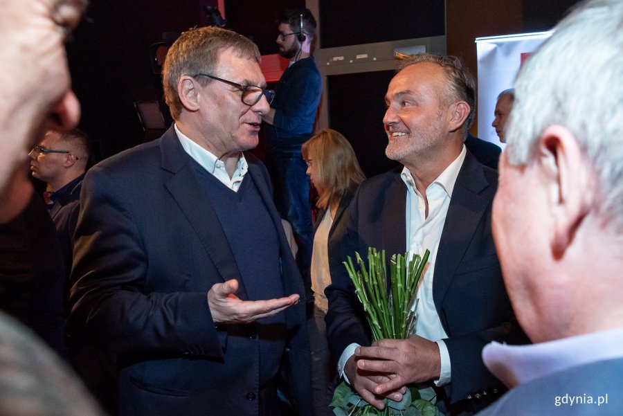 W wieczorze wyborczym w sztabie Aleksandry Dulkiewicz uczestniczyli m.in.: prezydent Gdyni Wojciech Szczurek i poseł Grzegorz Furgo // fot. Dawid Linkowski 