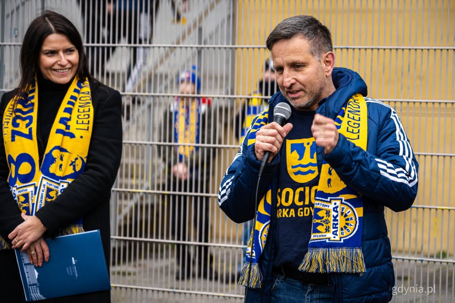 Przedstawiciel Stowarzyszenia Socios Kibiców Arki Gdynia. Symboliczne odsłonięcie tablicy z nazwą placu Janusza Kupcewicza przy Stadionie Miejskim w Gdyni (fot. Kamil Złoch)