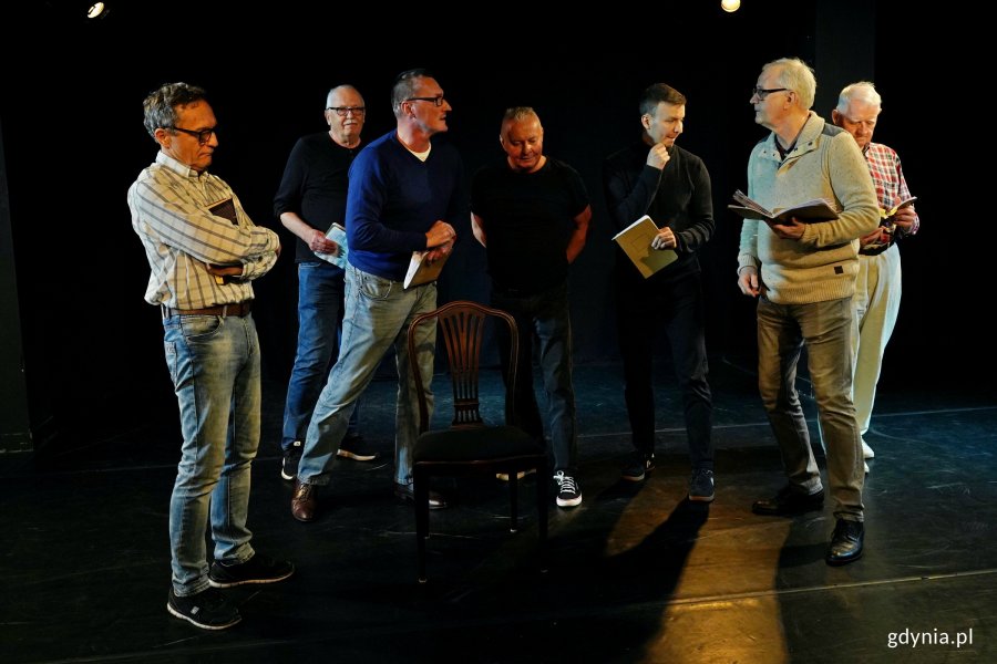 Zdjęcie z próby spektaklu „Gdyńscy GenTELLmani”. Gdynianie – aktorzy amatorzy i Filip Wójcik – aktor Teatru Gdynia Główna 