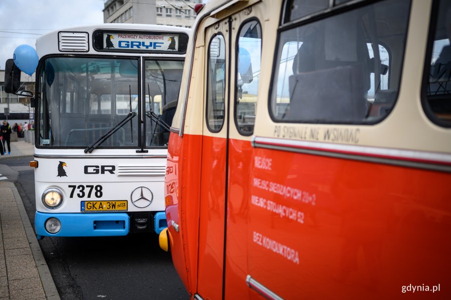 Parada autobusów i trolejbusów // fot. Dawid Linkowski