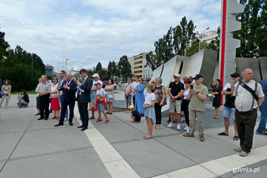 Mieszkańcy i turyści zgromadzeni na uroczystościach z okazji 77. rocznicy wybuchu powstania warszawskiego // fot. Magdalena Czernek