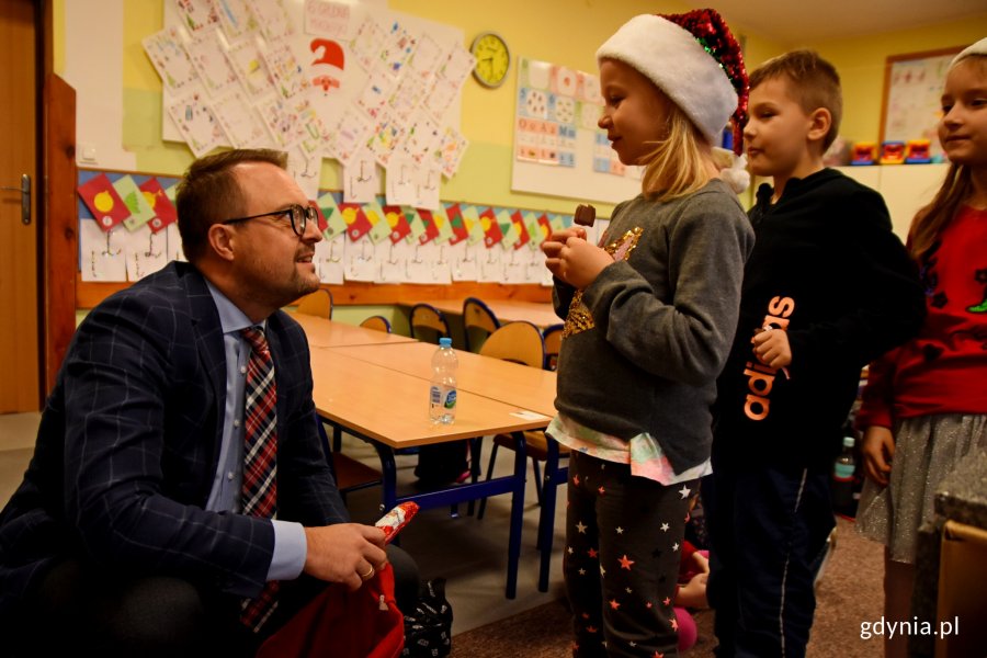 Mikołajkowa niespodzianka w Szkole Podstawowej nr 33. Słodkości wręczał wiceprezydent Gdyni - Marek Łucyk / fot. Paweł Kukla