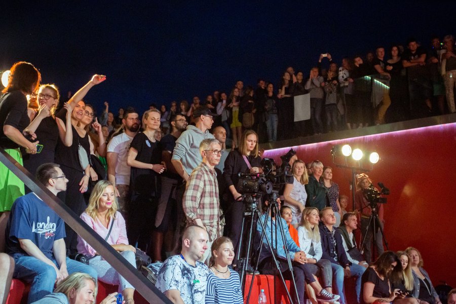 L.U.C., Bisz i Maria Sadowska wraz z orkiestrą Rebel Bable Ensemble zagrali na czerwonych schodach przy Gdyńskim Centrum Filmowym // fot. Anna Rezulak