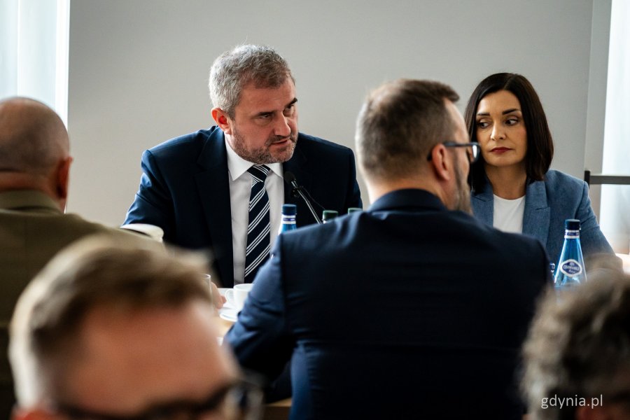 Posiedzenie sejmowej Komisji Infrastruktury w Porcie Gdynia – sekretarz stanu w Ministerstwie Infrastruktury Stanisław Bukowiec, obok posłanka Magdalena Sroka (fot. Kamil Złoch)