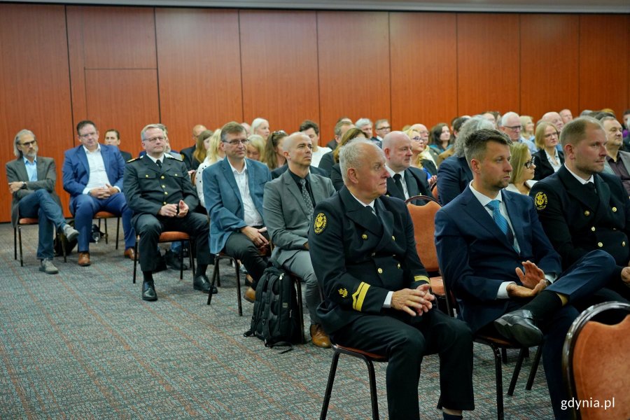 Uczestnicy konferencji na temat materiał&oacute;w niebezpiecznych w Bałtyku zgromadzeni na sali