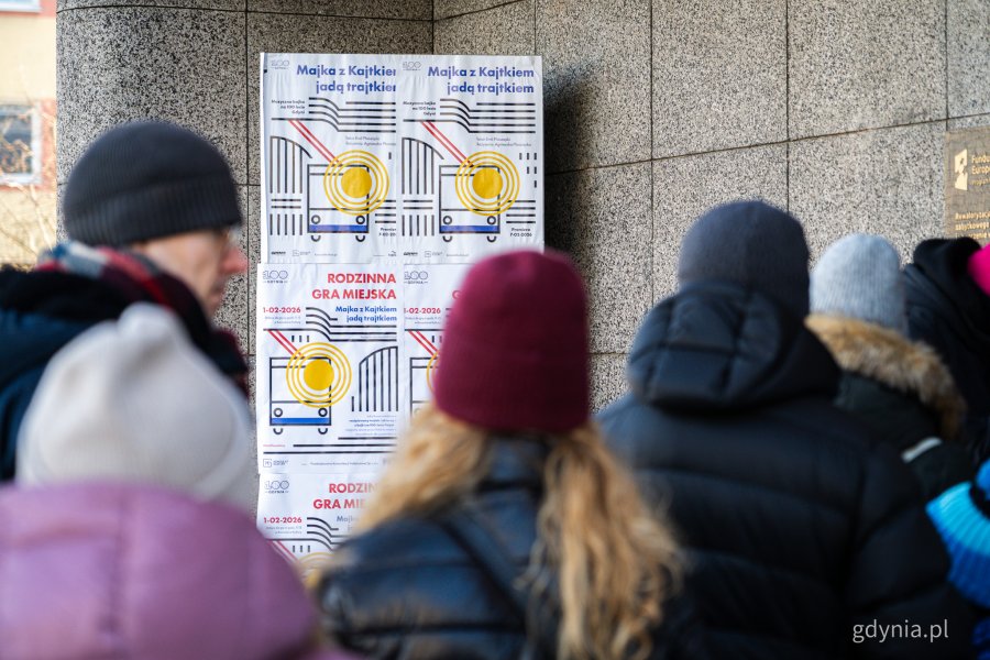 Uczestnicy gry miejskiej opartej na spektaklu &bdquo;Majka z Kajtkiem jadą trajtkiem&rdquo; (fot. Kamil Złoch)