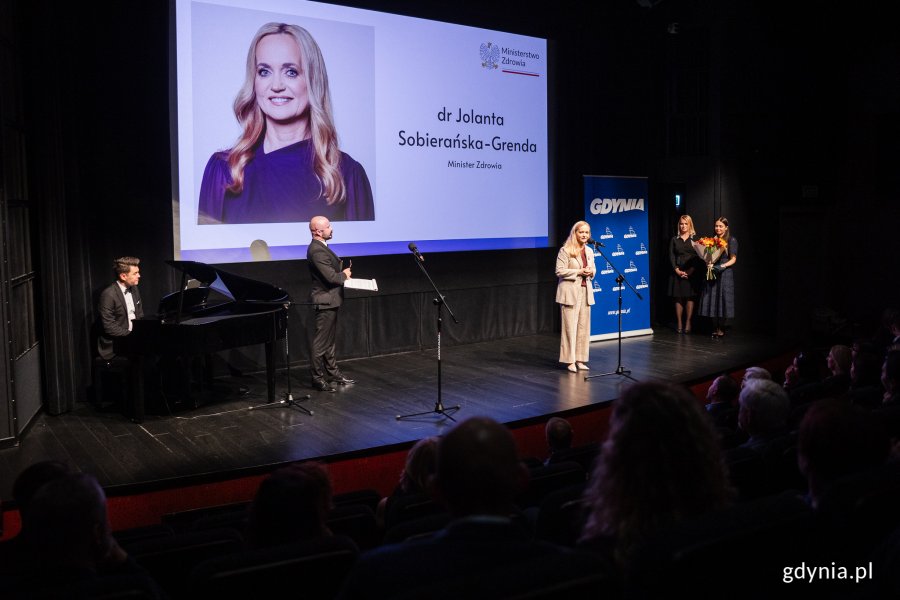 Ministra zdrowia dr Jolanta Sobierańska-Grenda przemawiająca podczas gali wręczenia Nagrody Prezydent Miasta Gdyni pracownikom ochrony zdrowia 