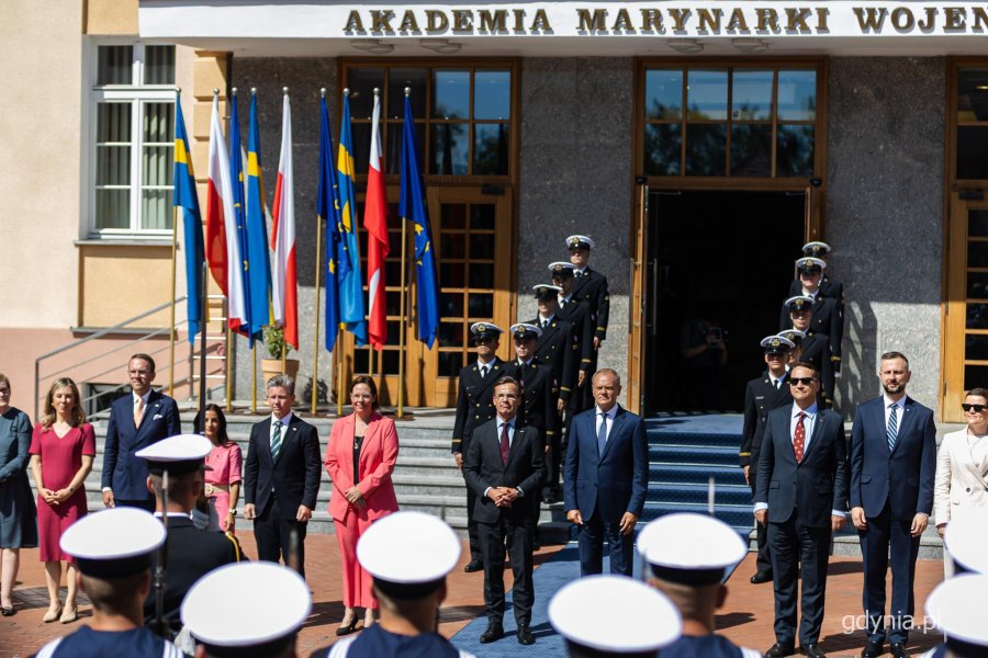 Polsko-szwedzkie rządowe konsultacje w Gdyni. Delegacje na terenie obiekt&oacute;w Akademii Marynarki Wojennej w Gdyni. Donald Tusk i Ulf Kristersson (fot. Kamil Złoch)