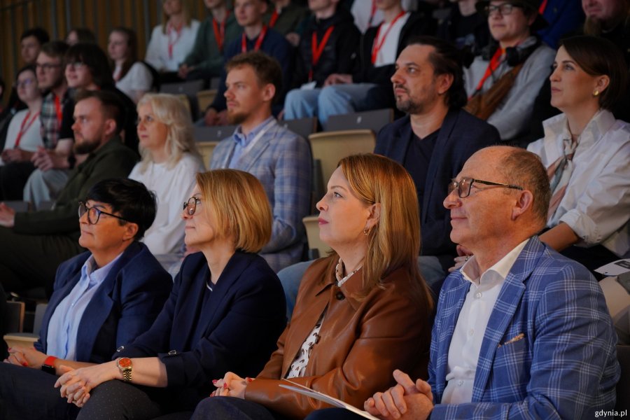 Od prawej: dyrektor ZSO nr 8 w Gdyni Witold Chudyszewicz, wiceprezydentka Gdyni Oktawia Gorzeńska i Monika Kucharczyk, dyrektorka Uniwersytetu WSB Merito filii w Gdyni