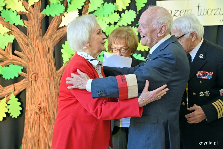 Helga Łukaszewska – była dyrektorka Szkoły Podstawowej nr 26 i była prezes gdyńskiego koła Światowego Związku Żołnierzy Armii Krajowej podczas odbierania Złotego Medalu „Wierni Akowskiej Przysiędze” z rąk prof. Jerzego Grzywacza - prezesa okręgu pomorskiego Światowego Związku Żołnierzy Armii Krajowej 