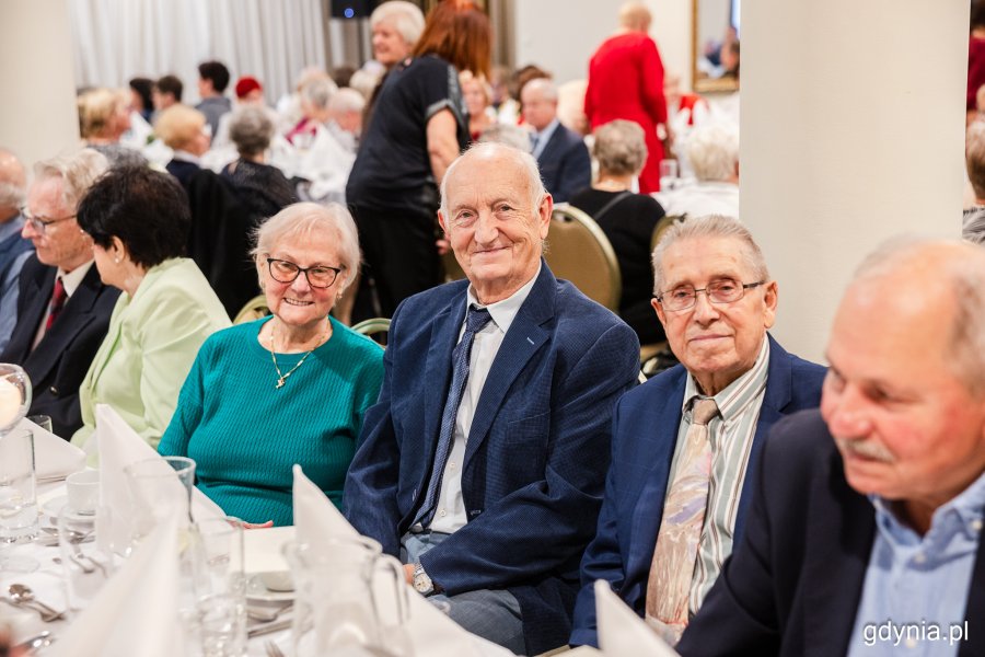 Seniorzy przy świątecznym stole