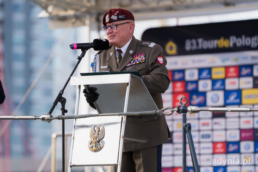 gen. broni Marek Sokołowski &ndash; dow&oacute;dca generalny rodzaj&oacute;w sił zbrojnych przemawiający podczas prezentacji drużyn 83. Tour de Pologne