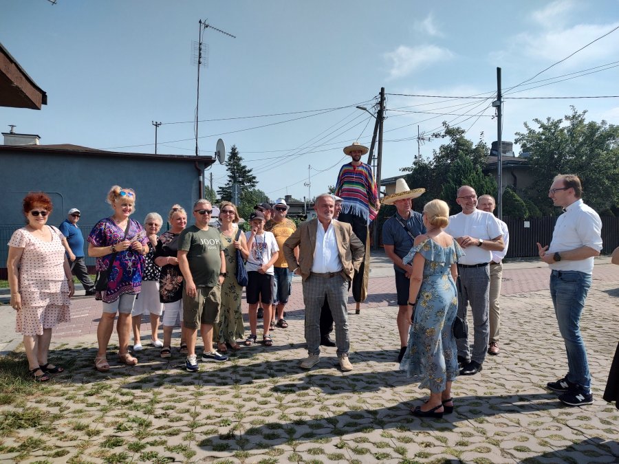 Spacer po rewitalizowanym osiedlu // mat. Laboratorium Innowacji Społecznych