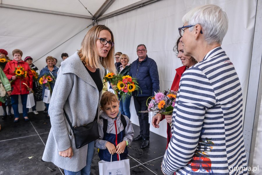 Przewodnicząca gdyńskiej Rady Miasta Joanna Zielińska wręczała nagrody laureatom konkursu "Gdynia w kwiatach" // fot. Przemek Świderski