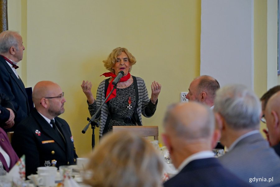 Krystyna Kodymowska ps. Stokrotka, uczestniczka powstania warszawskiego, przemawiająca podczas spotkania świątecznego kombatant&oacute;w i os&oacute;b represjonowanych 