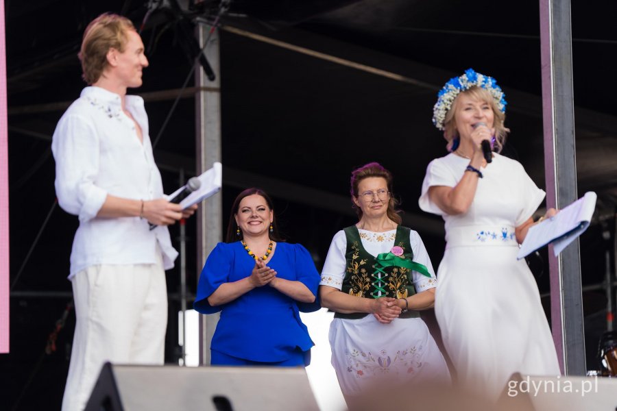 Na scenie prowadzący i prezydent Aleksandra Kosiorek oraz Bożena Ugowska, prezes Zrzeszenia Kaszubsko-Pomorskiego