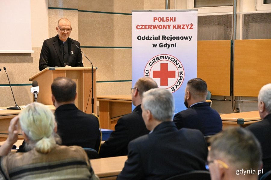 Wiceprezydent Michał Guć przemawia podczas spotkania z okazji Dni Honorowego Krwiodawstwa Polskiego Czerwonego Krzyża, które odbyło się w Urzędzie Miasta Gdyni 
