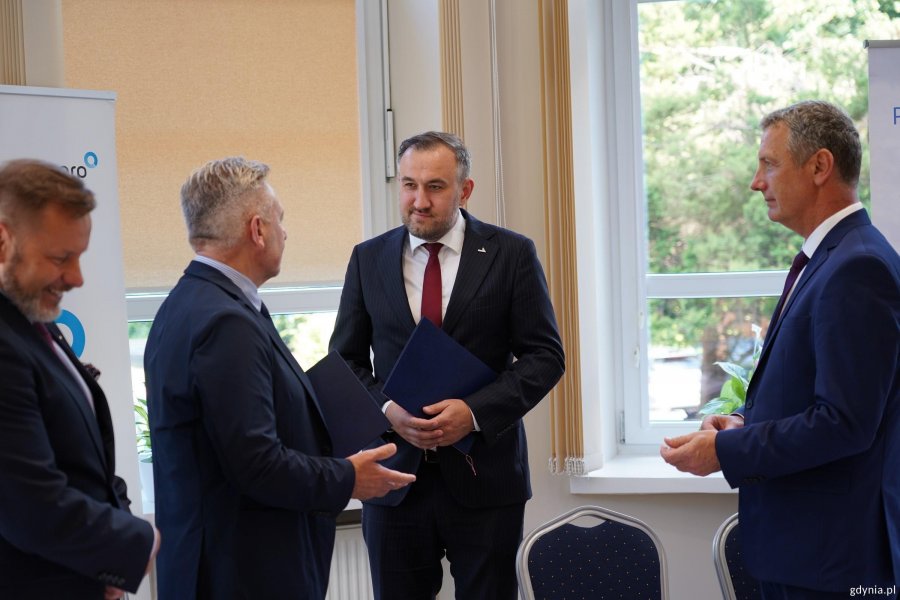 Na zdjęciu: Tomasz Augustyniak, wiceprezydent Gdyni, Piotr Pawłowski, prezes zarządu &bdquo;Domu Marynarza, Marek Zaleśny, wiceprezes zarządu Agencji Rozwoju Przemysłu oraz Rafał Szmytke, prezes zarządu Polskiego Holdingu Hotelowego
