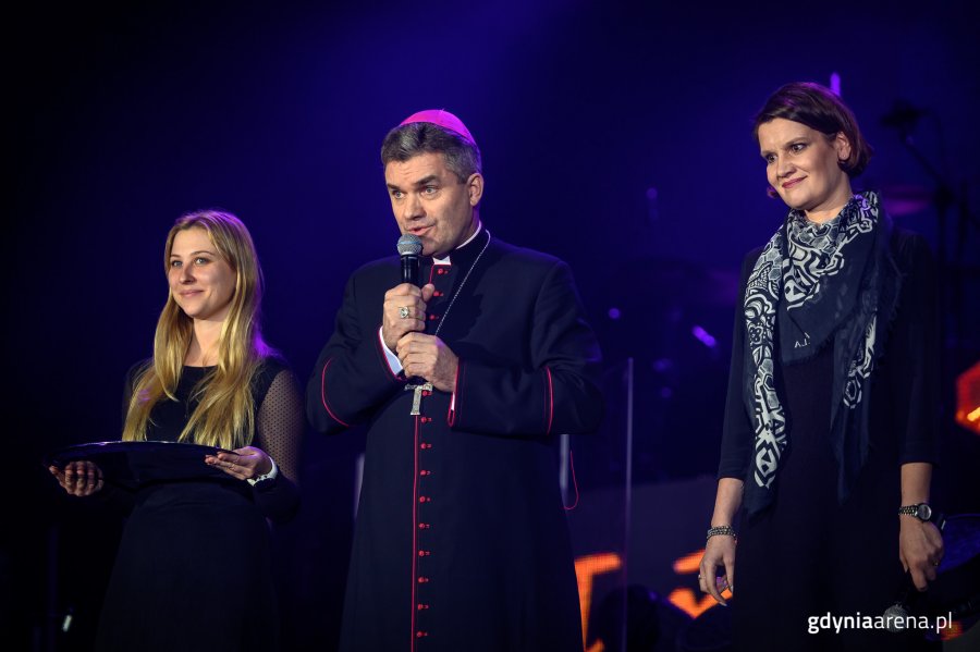 Wiceprezydent Gdyni Katarzyna Gruszecka-Spychała oraz bp Zbigniew Zieliński - biskup pomocniczy Archidiecezji Gdańskiej złożyli uczestnikom koncertu życzenia // fot. Dawid Linkowski