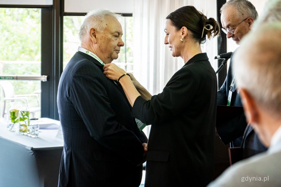 Jubileusz 90-lecia Izby Bawełny w Gdyni – odznaczenia wręcza wojewoda pomorska Beata Rutkiewicz (fot. Kamil Złoch)
