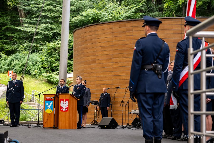 Obchody Święta Policji dla funkcjonariuszy Komendy Miejskiej Policji w Gdyni i Komendy Miejskiej Policji w Sopocie w Operze Leśnej - przemawia insp. Sławomir Pachura (fot. Kamil Złoch)