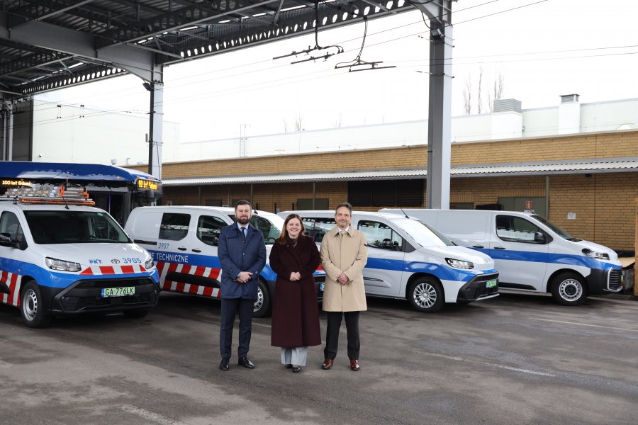 Prezentacja nowych pojazd&oacute;w elektrycznych zaplecza technicznego PKT Gdynia. Na zdjęciu od lewej: prezes PKT Gdynia Marcin Połom, prezydent Gdyni Aleksandra Kosiorek, dyrektor ZKM Gdynia Hubert Kołodziejski 