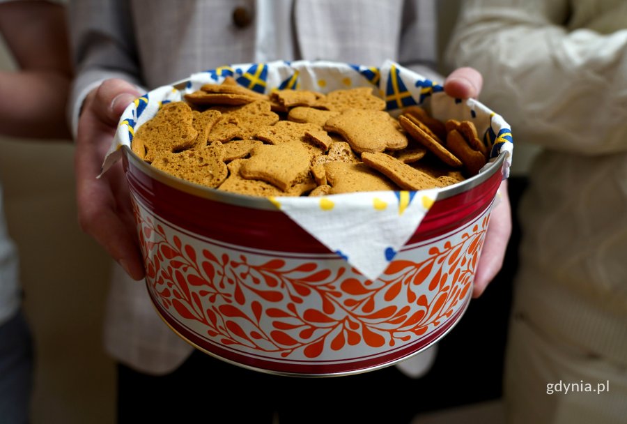 na zdjęciu puszka z pierniczkami
