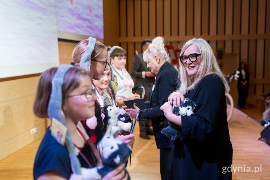 Elżbieta Cupiał, dyrektorka Młodzieżowego Domu Kultury i Iwona Tanewska, naczelniczka Wydziału Edukacji z laureatami konkursu