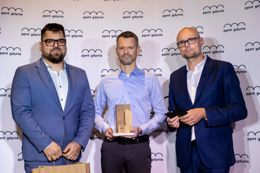 Wiceprezydent Bartłomiej Austen z dwoma panami nagrodzonymi w kategorii Produkt-Usługa firmie One Card | qb sp. z o. o.