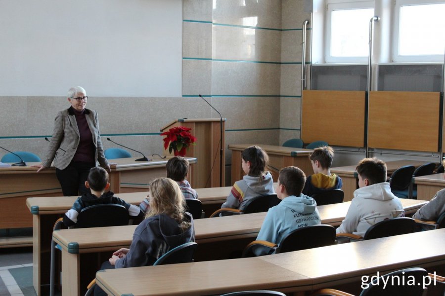 Joanna Zielińska, przewodnicząca Rady Miasta Gdyni, podczas spotkania z uczniami ze Szkoły Podstawowej nr 8 // fot. Magdalena Śliżewska 