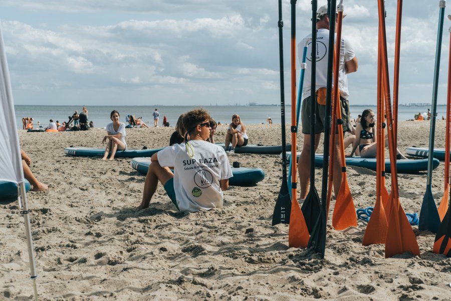 Dzieci z instruktorem na plaży